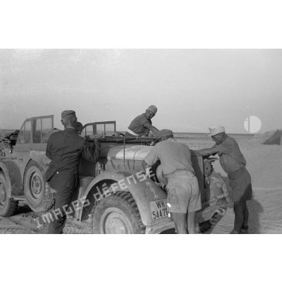 Le colonel (Oberstleutnant) Panzenhagen monte dans une voiture Kfz-15 qui a des problèmes mécaniques.