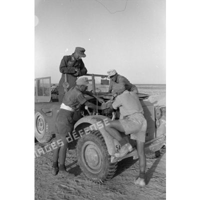 Le colonel (Oberstleutnant) Panzenhagen monte dans une voiture Kfz-15 qui a des problèmes mécaniques.