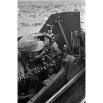Poste de pointeur dans un véhicule blindé, peut-être un blindé 15 cm sIG 33 auf Sf II.