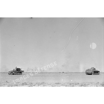 Progression d'une colonne de Panzer III appuyés par des Sd.Kfz.10 avec canon FlaK-38 de 2 cm. Blindé Sd.Kfz.250.