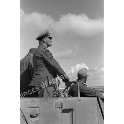 Le maréchal (Generalfeldmarschall) Erwin Rommel à bord d'une voiture Kfz-15, avec des officiers.