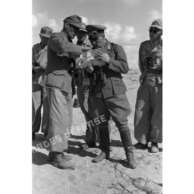 Le maréchal (Generalfeldmarschall) Rommel donne ses ordres à des officiers.