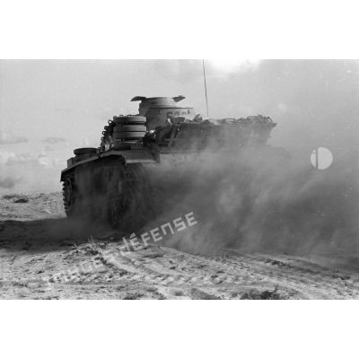Un char Panzer (Pz-III) progresse.
