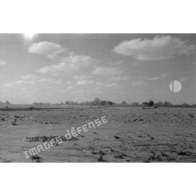 Impacts d'un barrage d'artillerie dans le désert.