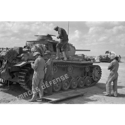 Evacuation d'un blessé faisant partie de l'équipage d'un char allemand Panzer III (Pz-III Ausf-J).