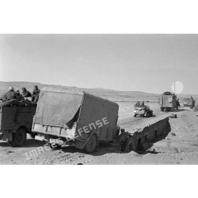 Une colonne de véhicules allemands se porte vers le col d'Halfaya.