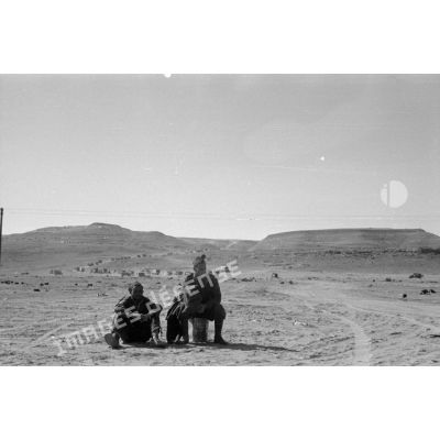Deux soldats italiens devant la route qui mène au col d'Halfaya.