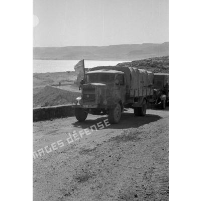 Un camion italien affronte le col d'Halfaya.