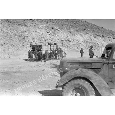 Une colonne de véhicules, dont de nombreux camions de prise roule vers le col d'Halfaya.