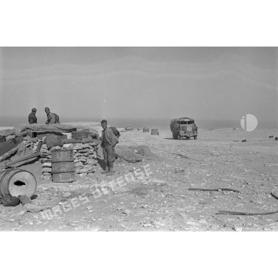 En position sur la route d'Alfaya, un canon Hochtkiss de 25 mm antichar, les servants sont Italiens.