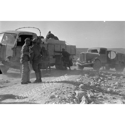 Une colonne de véhicules vers la passe d'Halfaya, deux camions italiens dont l'un en panne est tracté par le premier.