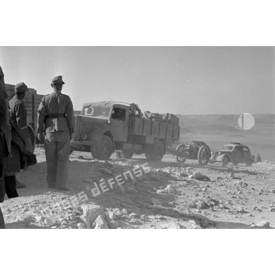 Une colonne de véhicules italiens vers la passe d'Halfaya.
