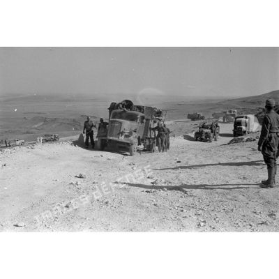 Une colonne de véhicules vers la passe d'Halfaya.