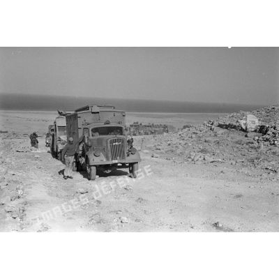 Une colonne de véhicules qui progresse vers la passe d'Halfaya, en tête un camion Opel Blitz de l'armée de terre.