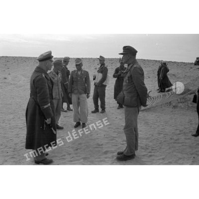 Visite du maréchal Generalfeldmarschall Erwin Rommel au PC du général (Generalmajor) von Sponeck.