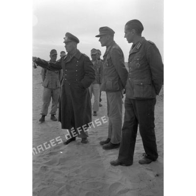 Visite du maréchal Generalfeldmarschall Erwin Rommel au PC du général (Generalmajor) von Sponeck.