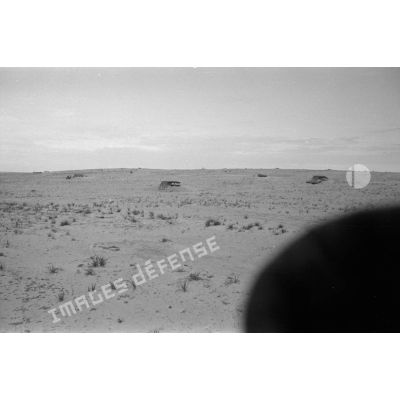 Paysages et véhicules camouflés dans le désert.