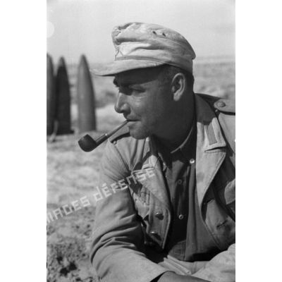 Portrait d'un artilleur allemand qui fume la pipe.