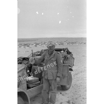 Un caporal de la PK Afrika près de la côte devant une Kübelwagen.
