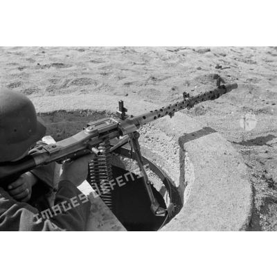 Démonstration de la mise en place d'une mitrailleuse MG-34 à partir d'un tobrouk.