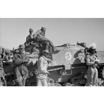 Des soldats italiens et l'équipage d'un char Semovente.