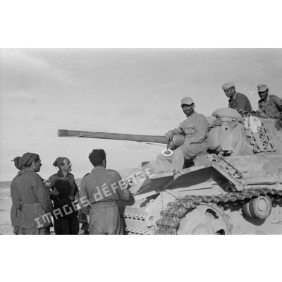 Des soldats italiens en compagnie de l'équipage allemand d'un char Panzer III (Pz-III).