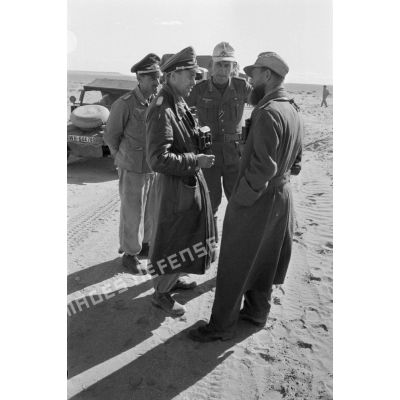 Conversation entre deux Leutnant de la Luftwaffe et les membres de la Pk. Afrika.