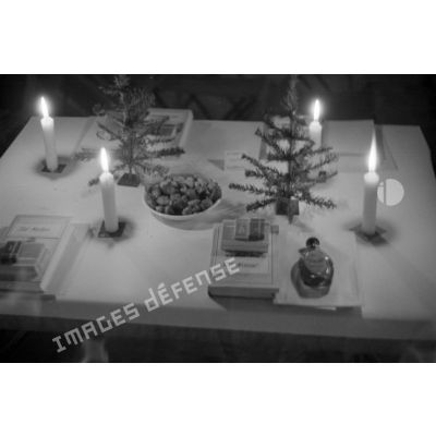 Table dressée pour la veillée de Noël, commune aux Italiens et aux Allemands.
