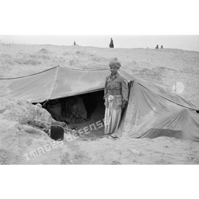 Le cuisinier de l'unité italienne pose devant sa tente.
