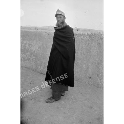 Un des hommes de la PK Afrika enveloppé dans le manteau d'un officier italien.