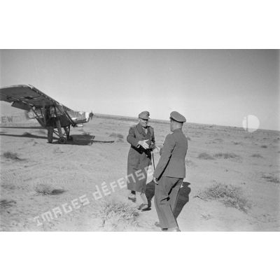 Le maréchal Rommel accueille le maréchal Kesselring à la descente d'un Fieseler 156.