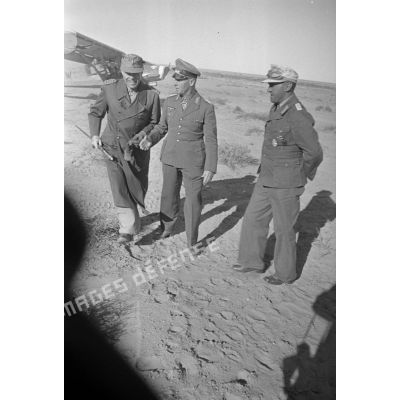 Le maréchal Rommel et le colonel (Oberst) Bayerlein accueillent le maréchal Kesselring à la descente d'un Fieseler 156.