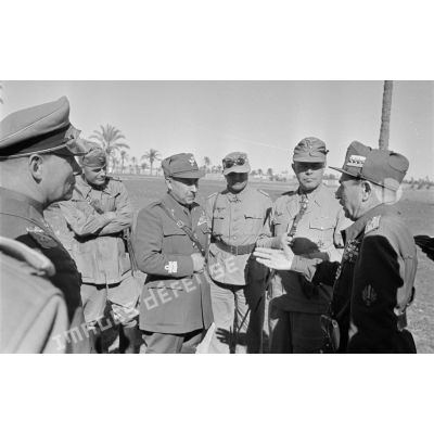 Conversation entre les maréchaux Rommel, Kesselring et Bastico en présence du général Seidemann et d'officiers.