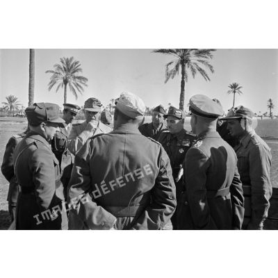 Conversation entre les maréchaux Rommel, Kesselring et Bastico en présence du général Seidemann et d'officiers.