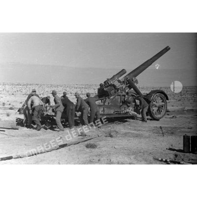 Une pièce d'artillerie allemande de 21 cm Mörser 18.
