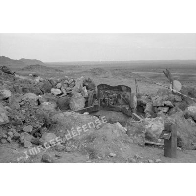 Un canon de 47 mm AC SA M37 détruit sur sa position dans un secteur montagneux.