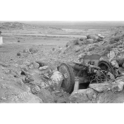 Un canon de 47 mm AC SA M37 détruit sur sa position dans un secteur montagneux.