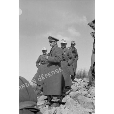 Un groupe d'officiers allemands de la 21-Pz.Div. est réuni au sommet d'une colline.