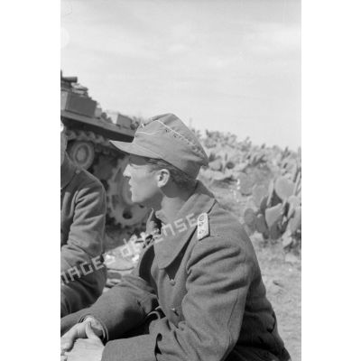 Un capitaine (Hauptmann) appartenant au I-Pz.Rgt-5 (Panzer Regiment 5) parle avec ses hommes près d'un char Panzer III (Pz-III Ausf-N).