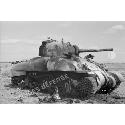 Epave d'un char américain Sherman M4A1 de la 1st US AD qui a entièrement brûlé.