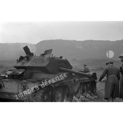  Le maréchal Rommel accompagné d'officiers allemands examine des carcasses de chars britanniques Crusader III.