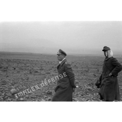 Le maréchal (Generalfeldmarschall) Erwin Rommel suivi d'un officier.