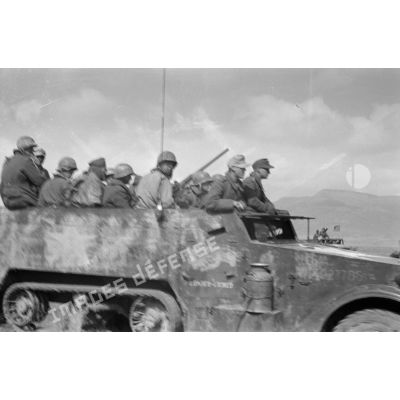 Image floue d'un half-track capturé par la 10.Panzer-Division et chargé de prisonniers américains.