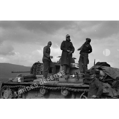 L'équipage d'un char Panzer III (Pz-III Ausf-J ou Ausf-L) fait une pause à l'extérieur du véhicule.