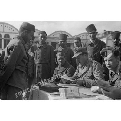 Versement de la première solde lors de l'Incorporation de volontaires arabes dans les troupes allemandes, ces volontaires intègrent les rangs du Deutsch-Arabisches Lehr-Abteilung (Sonderverband).