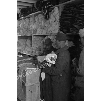 Volontaires arabes dans les troupes allemandes au sein du magasin du corps.
