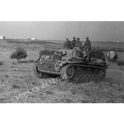 Un char Panzer III (Pz-III Ausf-L) en cours de progression.