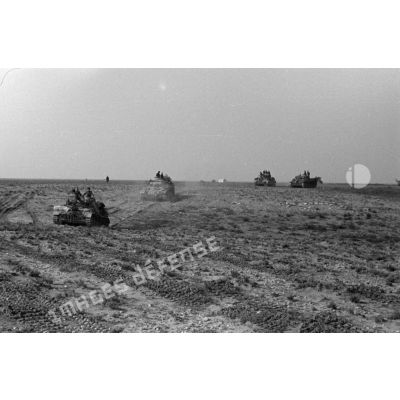 Progression d'une unité de chars Panzer II (Pz-II), Pz-III et Pz-IV dans une plaine puis passage d'une crête.