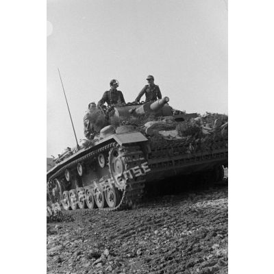Passage de deux chars Pz-III Ausf-N [29 Gros plan sur la tourelle, le chef de char, le tireur et le chargeur].