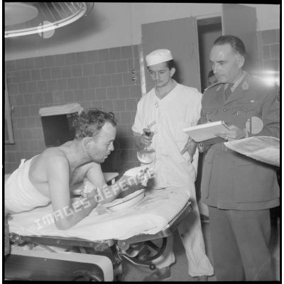Interrogatoire d'un sergent blessé à l'Hôpital Maillot par des officiers après l'attaque de la côte 616.